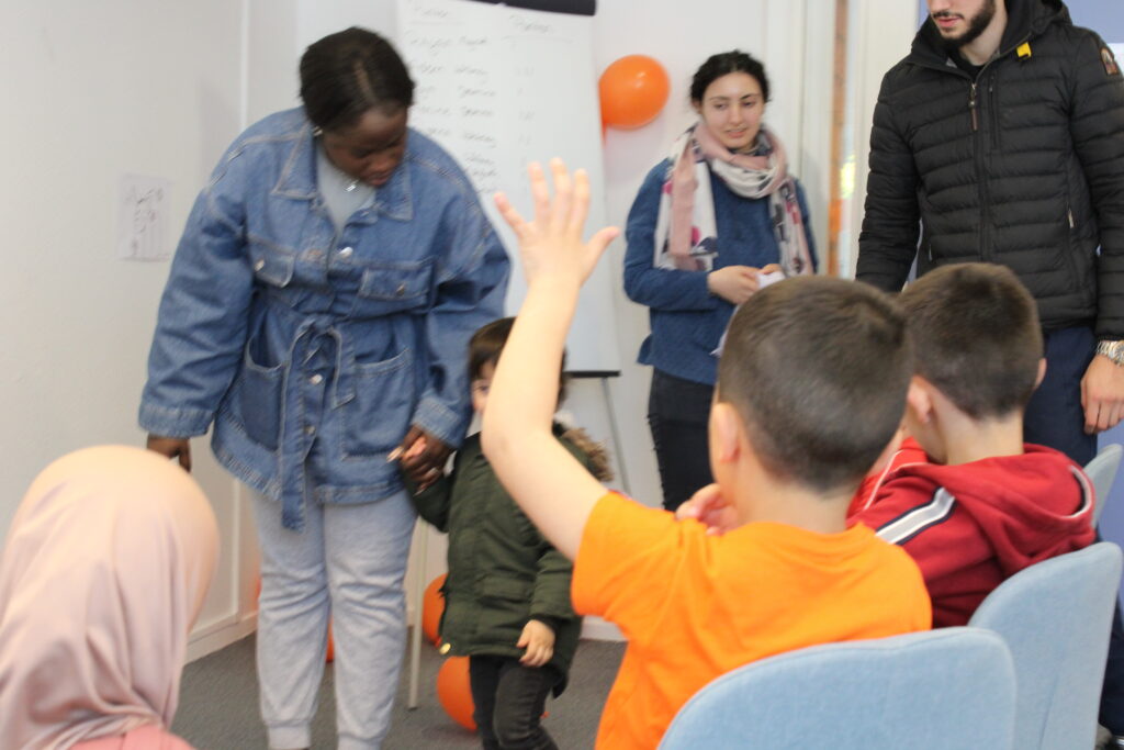 Begeleiders en kinderen tijdens een activiteit van Coach’EmUp